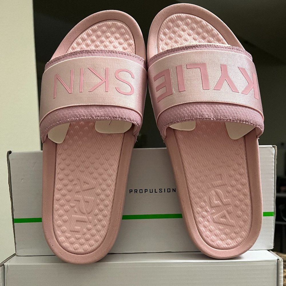KYLIE SKIN APL SLIDES SIZE 9 NEW WITH WITH BOX